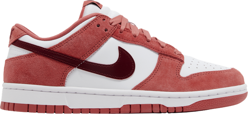 Padded tongue with Nike Flyknit branding